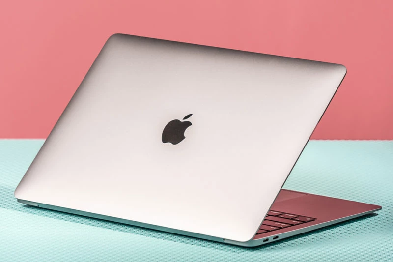 2. MacBook Air M1 (giá khởi điểm: 899 USD).