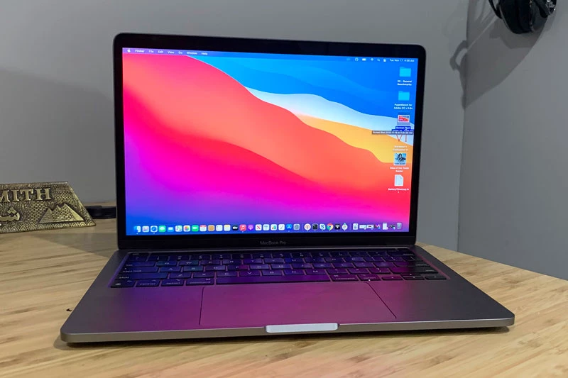 5. MacBook Pro 13 inch M1 (giá khởi điểm: 899 USD).