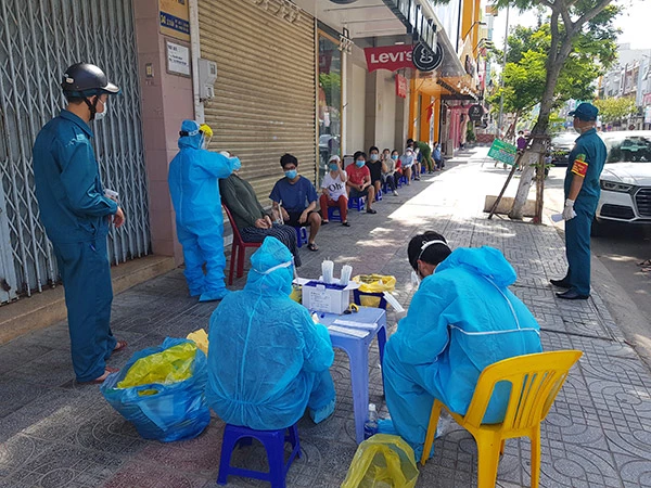 Phường Tân Chính (quận Thanh Khê, TP Đà Nẵng) khẩn trương lấy mẫu xét nghiệm đại diện các hộ gia đình để sàng lọc F0 trong cộng đồng