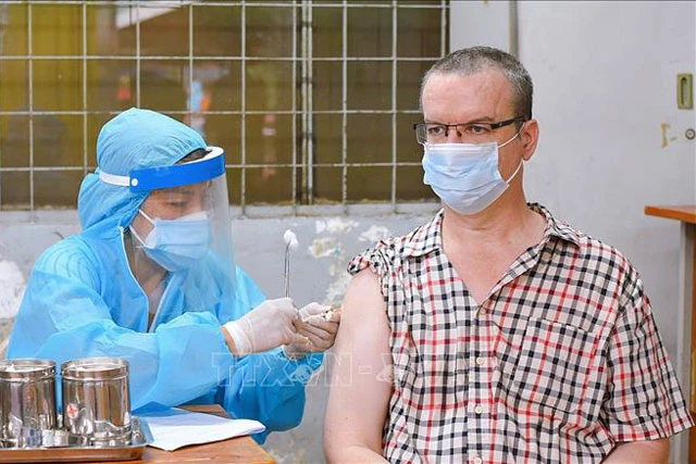 Người nước ngoài sinh sống, học tập, làm việc tại Thành phố Hồ Chí Minh tiêm vaccine trong đợt tiêm vaccine đầu tháng 8. Ảnh: Xuân Khu/TTXVN.