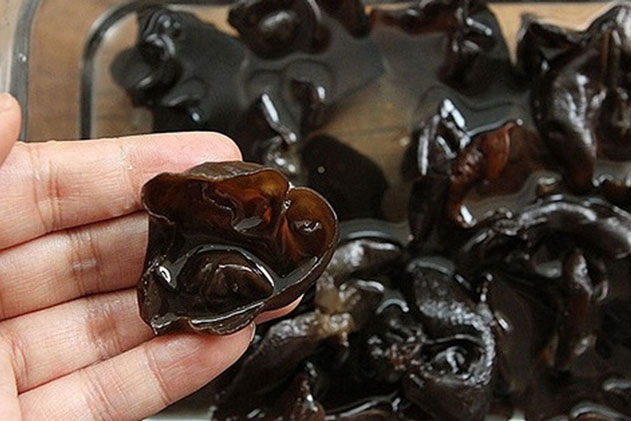 Sai lầm tai hại mà ai cũng từng mắc phải: Rửa mộc nhĩ với nước nóng chẳng khác nào "nhúng" vào thuốc độc, đây mới là cách làm đúng