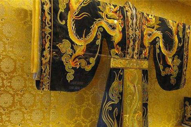 Long bào của các vị Hoàng đế Trung Hoa ngày xưa đều bị cấm giặt bằng nước, vậy thì các cung nhân phải xử lý như thế nào?