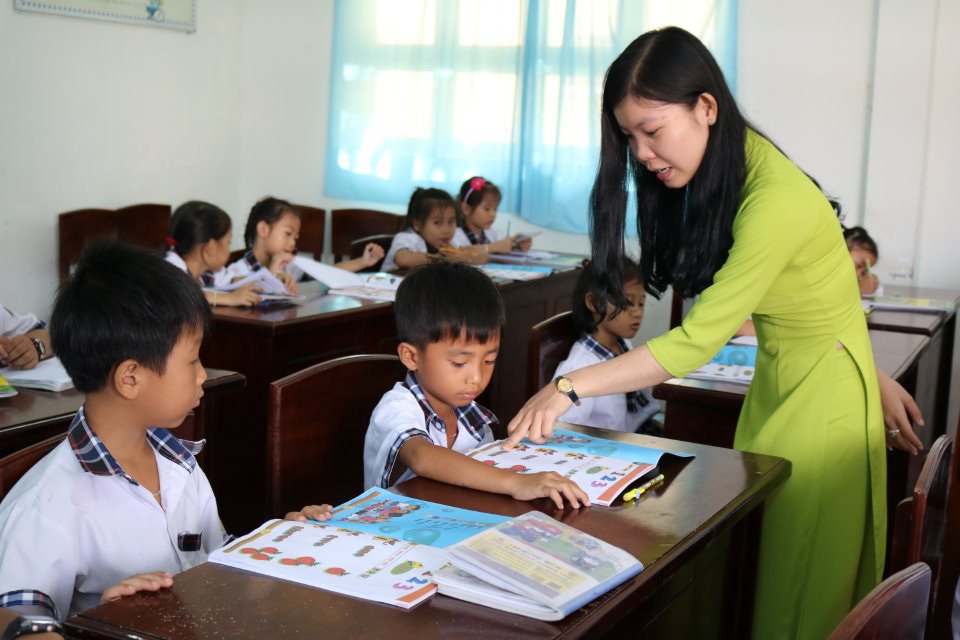 Chuyển sang dạy tiểu học có phải bồi dưỡng lại chức danh nghề?