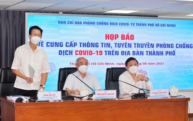 Ông Phạm Đức Hải (đứng), Phó ban chỉ đạo phòng chống COVID-19 TP Hồ Chí Minh tại buổi họp báo trưa 20/8