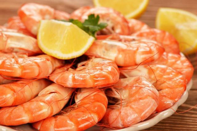 Luộc tôm đông lạnh đừng cho ngay vào nồi, thêm bước nữa tôm ngon ngọt, không tanh hay khô bở