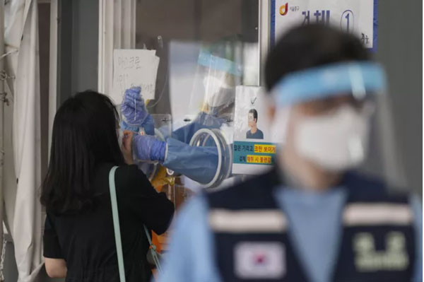 Số ca mắc COVID-19 tăng mạnh tại Mỹ, Hàn Quốc ghi nhận 1/10 số ca nhiễm mới là người nước ngoài