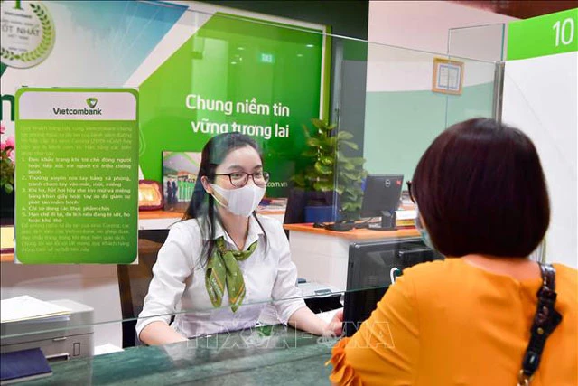 Khách hàng giao dịch tại Hội sở chính Vietcombank. Ảnh: Trần Việt/TTXVN