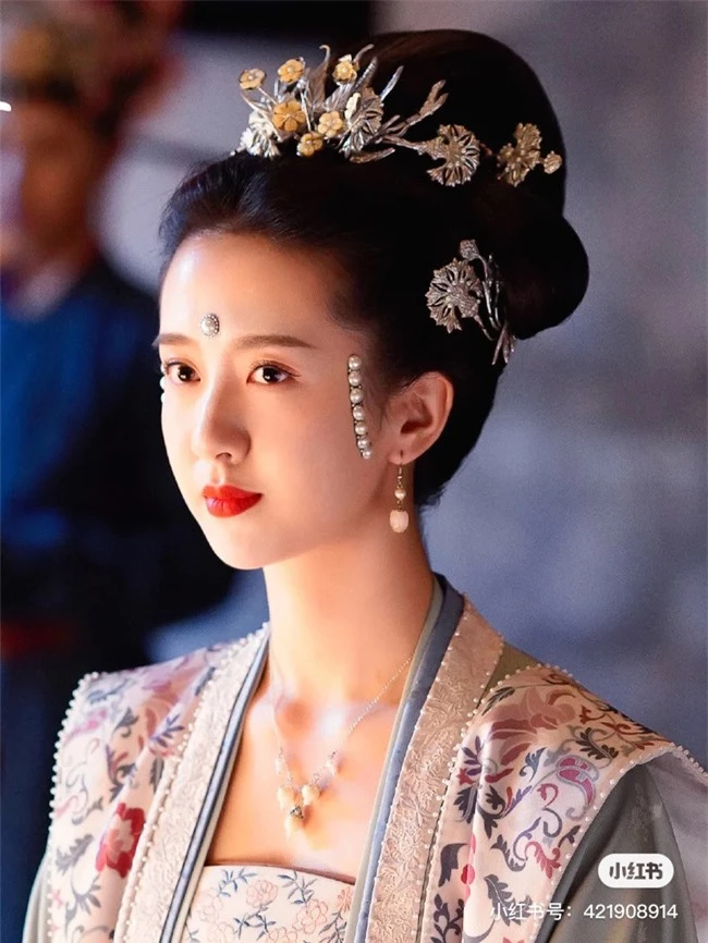 Chiếc mũ đội đầu hoành tráng của Trương Quý phi trong "Thanh Bình Nhạc" liệu có thật sự tồn tại, câu trả lời sẽ - Ảnh 13. Chiếc mũ đội đầu hoành tráng của Trương Quý phi trong "Thanh Bình Nhạc" liệu có thật sự tồn tại, câu trả lời sẽ - Ảnh 13.