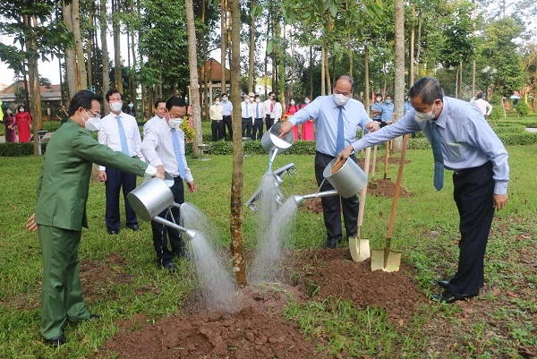 Lãnh đạo tỉnh An Giang trồng cây lưu niệm trong khuôn viên Khu lưu niệm Chủ tịch Tôn Đức Thắng.