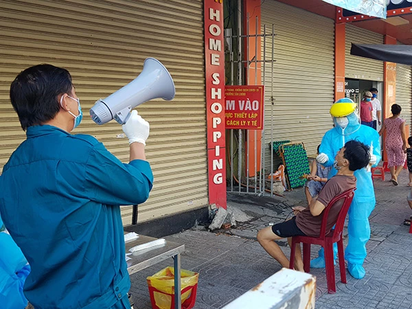 Đà Nẵng đang đẩy nhanh tốc độ lấy mẫu xét nghiệm toàn dân TP trong "7 ngày ở yên một chỗ" nhằm sàng lọc các trường hợp F0 ra khỏi cộng đồng