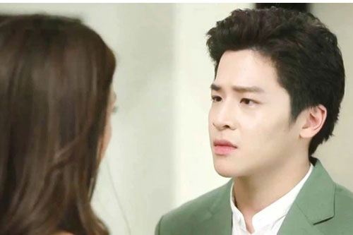 Đang khúm núm xin lỗi vì làm xước chiếc ô tô bạc tỉ, người phụ nữ trong xe bước xuống khiến tôi rụng rời