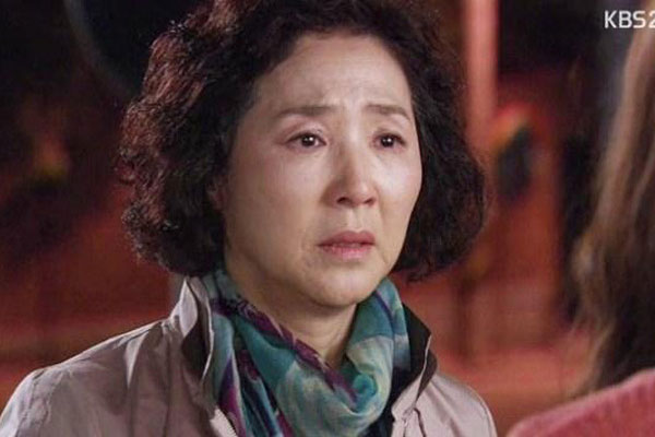 Mẹ chồng cũ đến thăm mang theo túi táo, mẹ đẻ vứt ngay vào thùng rác, đến khi đi đổ rác con dâu mới giật mình khi thấy thứ rơi ra