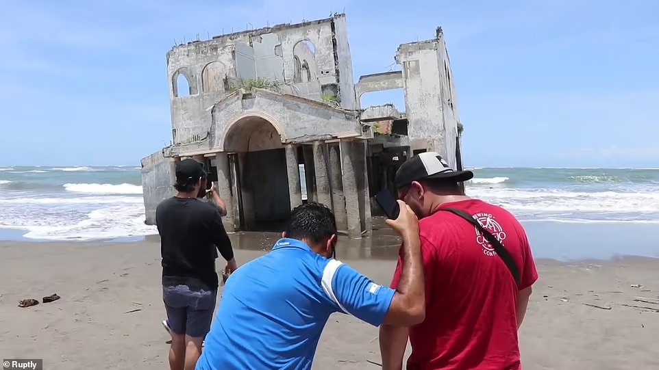 Tòa biệt thự bỏ hoang bị ngập mỗi khi thủy triều lên