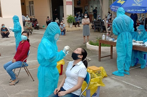 Các tỉnh phía Nam khoá chặt “vùng đỏ đậm đặc”, yêu cầu người dân không ra khỏi nhà