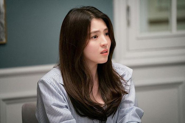 Vừa đòi ly hôn với chồng đại gia, chị gái liền bị mẹ tôi tát cháy má, nhưng rồi bà lại khóc nức nở khi nhìn tờ giấy nhàu nhĩ chị đưa