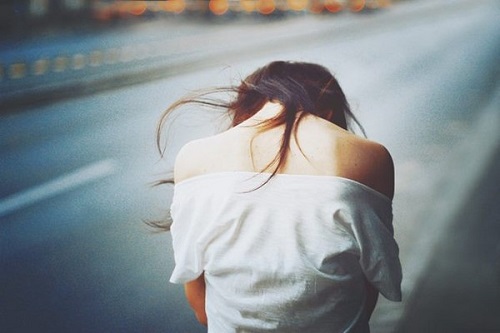 Cô bạn thân đột ngột tới nhà tôi báo chuyện gấp, lúc cô ấy cho tôi xem tấm ảnh, tôi tưởng chừng ngã quỵ