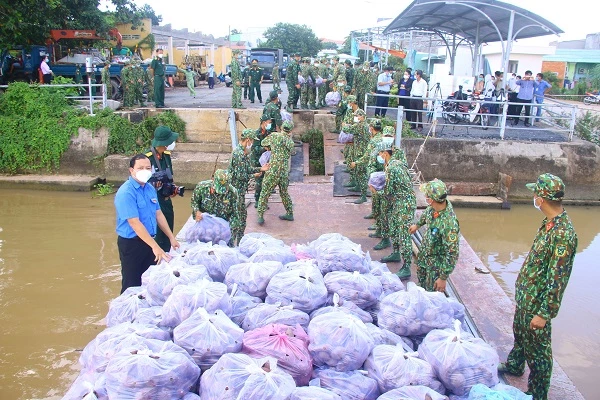 Ngày 18/8, Hội Nông dân tỉnh Đồng Tháp phối hợp Hội Doanh nhân trẻ, Bộ Tư lệnh Vùng 2 Hải quân Nhân dân Việt Nam tổ chức chuyến tàu chở hơn 30 tấn nông sản đến TP Hồ Chí Minh, Bình Dương và Đồng Nai.