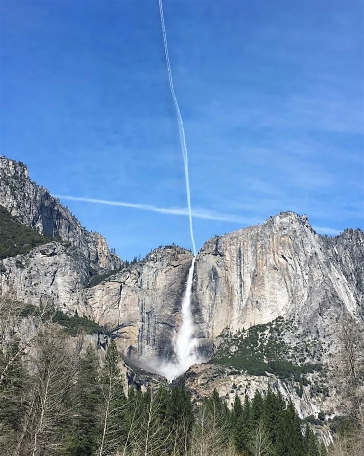 Vệt mây trên bầu trời tình cờ nối liền với thác nước Yosemite khiến nó trông như thể một dòng thác chảy xuống từ trời cao.