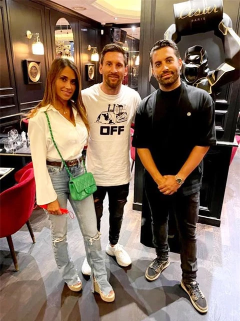 Messi check-in ở nhà hàng Cesar. Trang Facebook của nhà hàng cũng đã đăng tải bức ảnh Messi cùng vợ tới dùng bữa