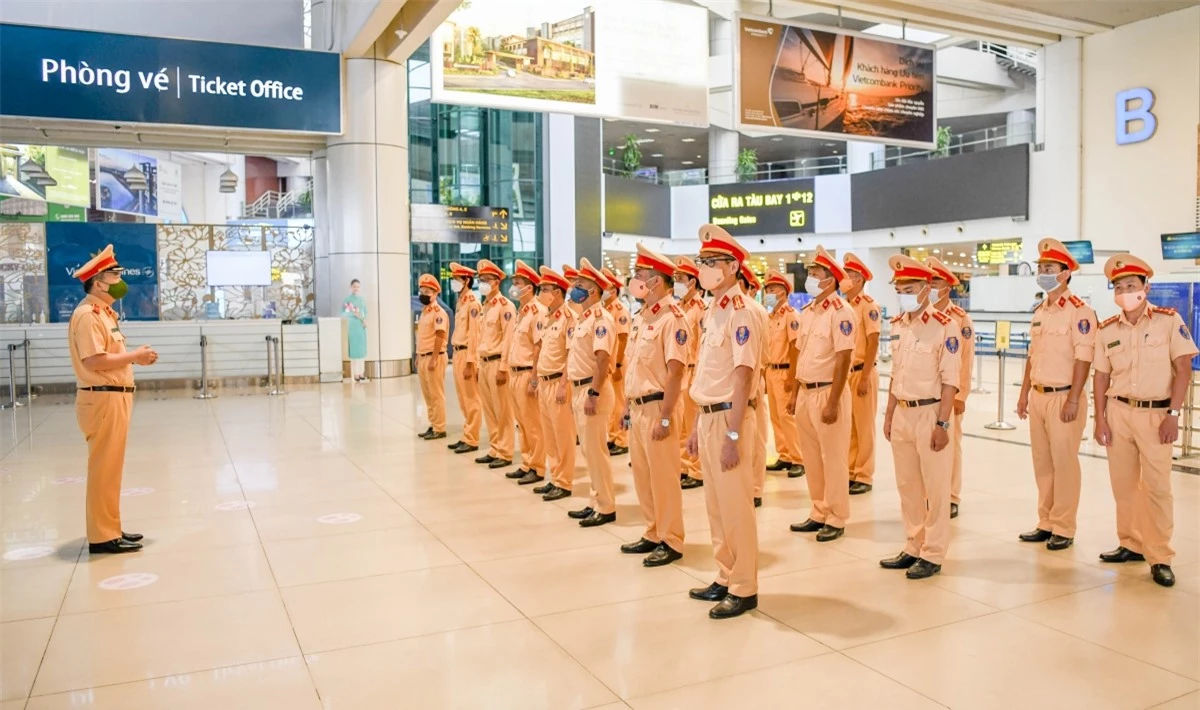 Thiếu tướng Nguyễn Văn Trung, Cục trưởng Cục CSGT phát biểu, động viên cán bộ chiến sĩ lên đường vào TP.HCM.