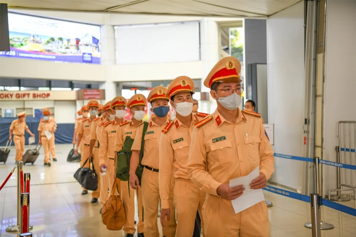 Cán bộ chiến sĩ làm thủ tục lên tàu bay.