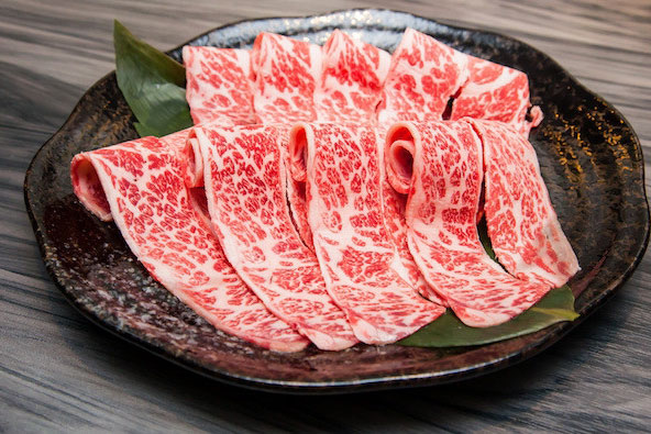 Tại sao thịt bò Kobe Wagyu lại đắt? Khám phá cuộc sống "vương giả" của bò Kobe