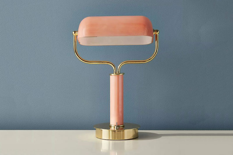 Trang trí lại góc làm việc với những đèn bàn sành điệu