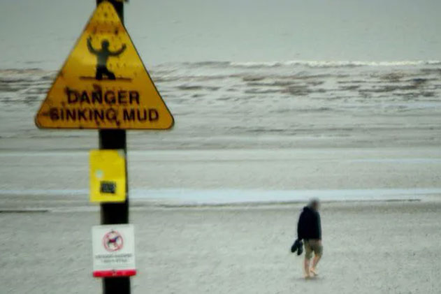 Phớt lờ biển cảnh báo, thanh niên ngang nhiên lái xe ra biển và cái kết khiến dân mạng cười đau bụng