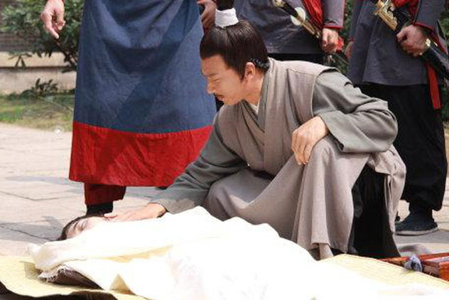 Người hoàn toàn khỏe mạnh, không vết thương nhưng lại đột tử: Pháp quan dùng nước vôi trong phá án, hung thủ vội vàng nhận tội!