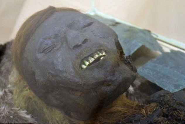 Tìm thấy nhiều xác ướp tại khu mộ tập thể, các nhà khoa học sửng sốt khi nhìn vào một khuôn mặt đen sì, tóc vàng chóe cùng nụ cười bí hiểm