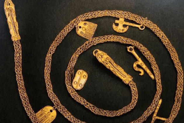 Đào được ‘con rồng’ ngay trong sân nhà, anh nông dân chưa kịp vui mừng thì có người tìm đến: Thưởng 1.300 NDT và tìm việc mới cho anh - Vì sao?