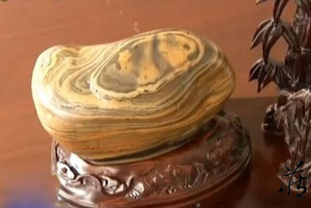 Lên hẳn TV vì nhặt được viên đá lạ, người đàn ông 'vỡ òa' khi nghe chuyên gia định giá: 500 tỷ VND