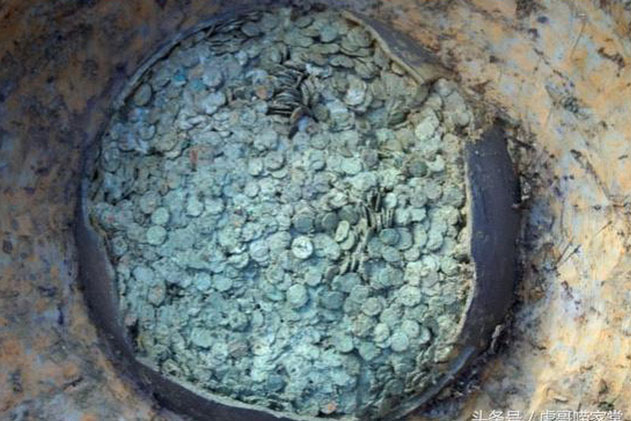 Lỡ tay làm vỡ 'hòn đá', người đàn ông khiến nhiều người 'đỏ mắt ghen tị' với thứ rơi ra từ bên trong