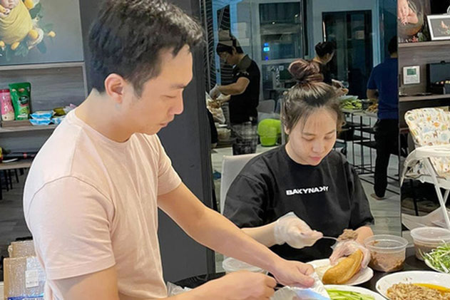 Đại gia Cường Đô La cùng vợ vào bếp làm bánh giúp đỡ bà con TP.HCM, mặt 0% son phấn của Đàm Thu Trang giật spotlight