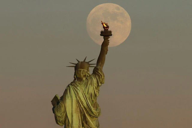 Trăng tròn nhìn từ tượng Nữ thần Tự do, Mỹ