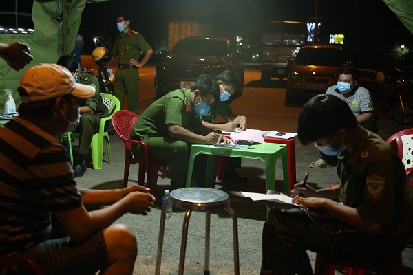 Sử dụng giấy phép lái xe giả chở 6 người từ vùng dịch về miền Tây