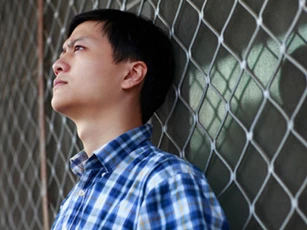 Em chồng đến chơi, vợ tôi lập tức quỳ sụp khóc lóc thảm thiết, lát sau cô ấy mỉm cười đắc thắng mà tôi choáng váng