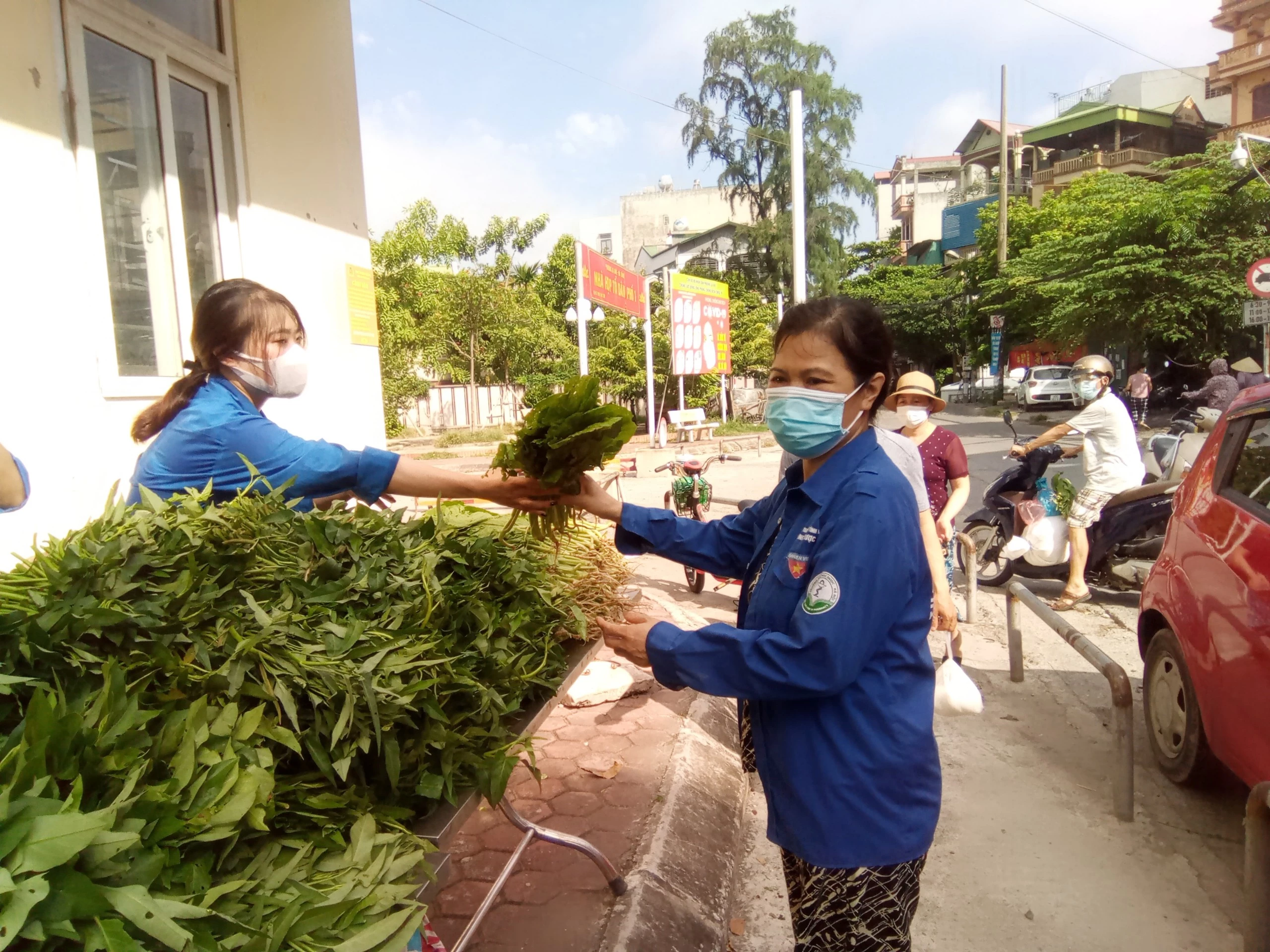 Một người dân phường La Khê cầm bó rau trên tay vui mừng chia sẻ: “Tôi tuổi đã cao, cũng không thể làm được việc gì, con trai và con dâu làm thợ xây, mùa dịch này không đi làm được. Tôi có 1 đứa cháu gái 5 tuổi, cháu nó muốn ăn miếng rau từ mấy ngày nay rồi, khi thấy các cháu thanh niên tặng rau, tôi vui lắm.