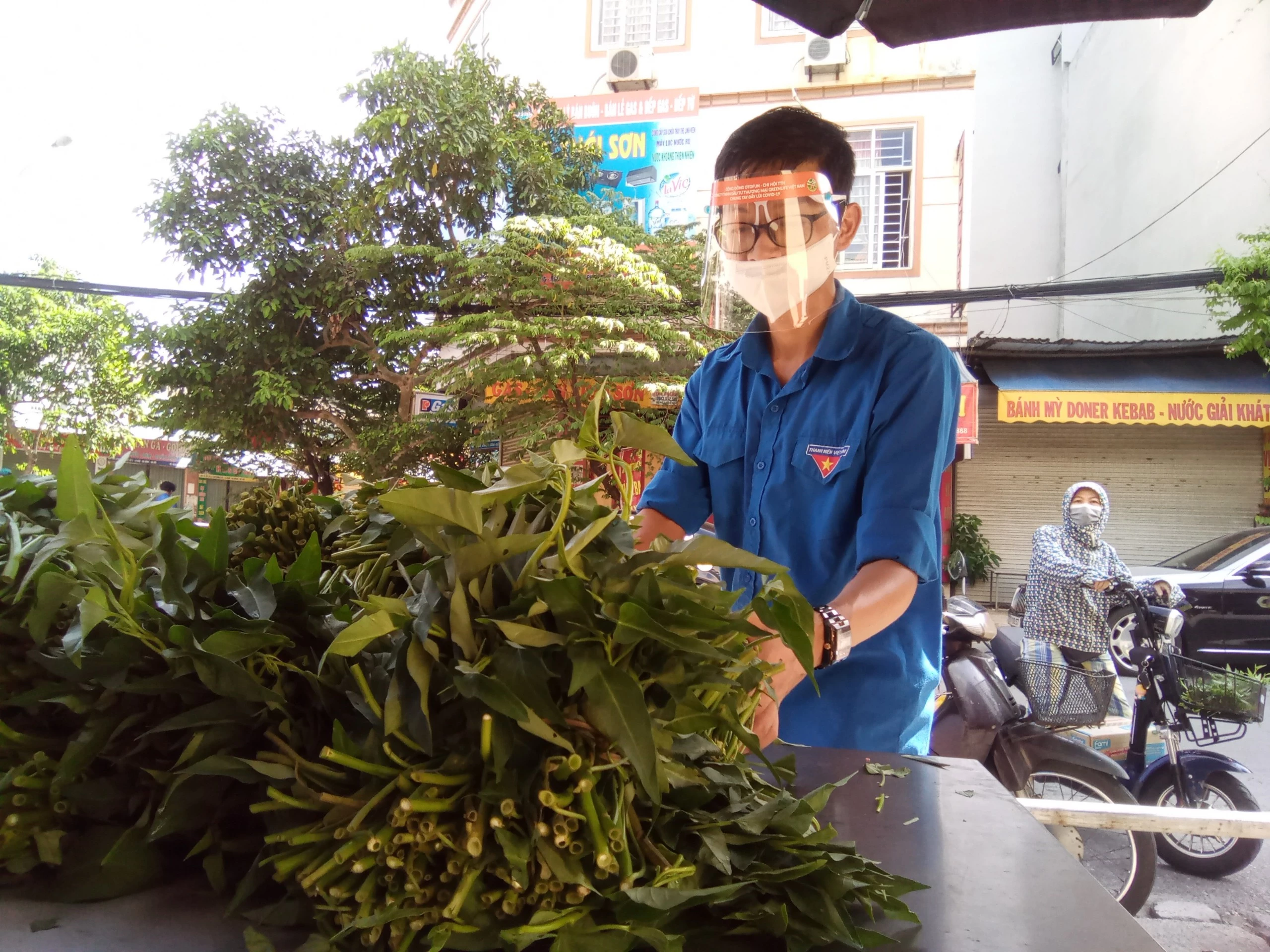 Đoàn viên, thanh niên phải đeo khẩu trang và kính chống giọt bắn để đảm bảo an toàn trong mùa dịch.