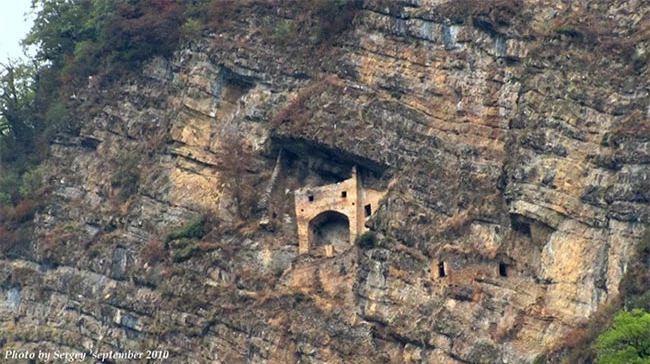“Lâu đài cổ tích” bí ẩn được chạm khắc trên vách đá thẳng đứng 2
