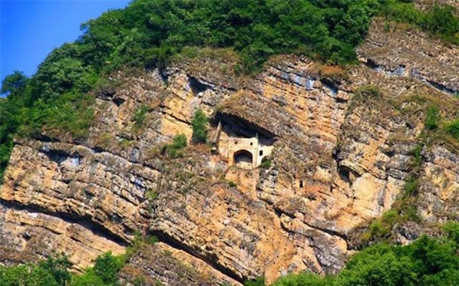 “Lâu đài cổ tích” bí ẩn được chạm khắc trên vách đá thẳng đứng 4