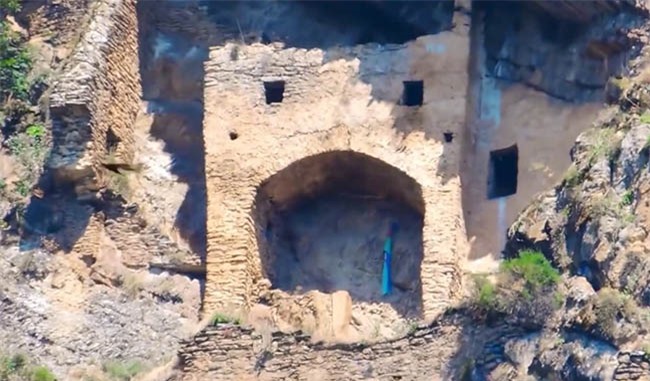 “Lâu đài cổ tích” bí ẩn được chạm khắc trên vách đá thẳng đứng 5