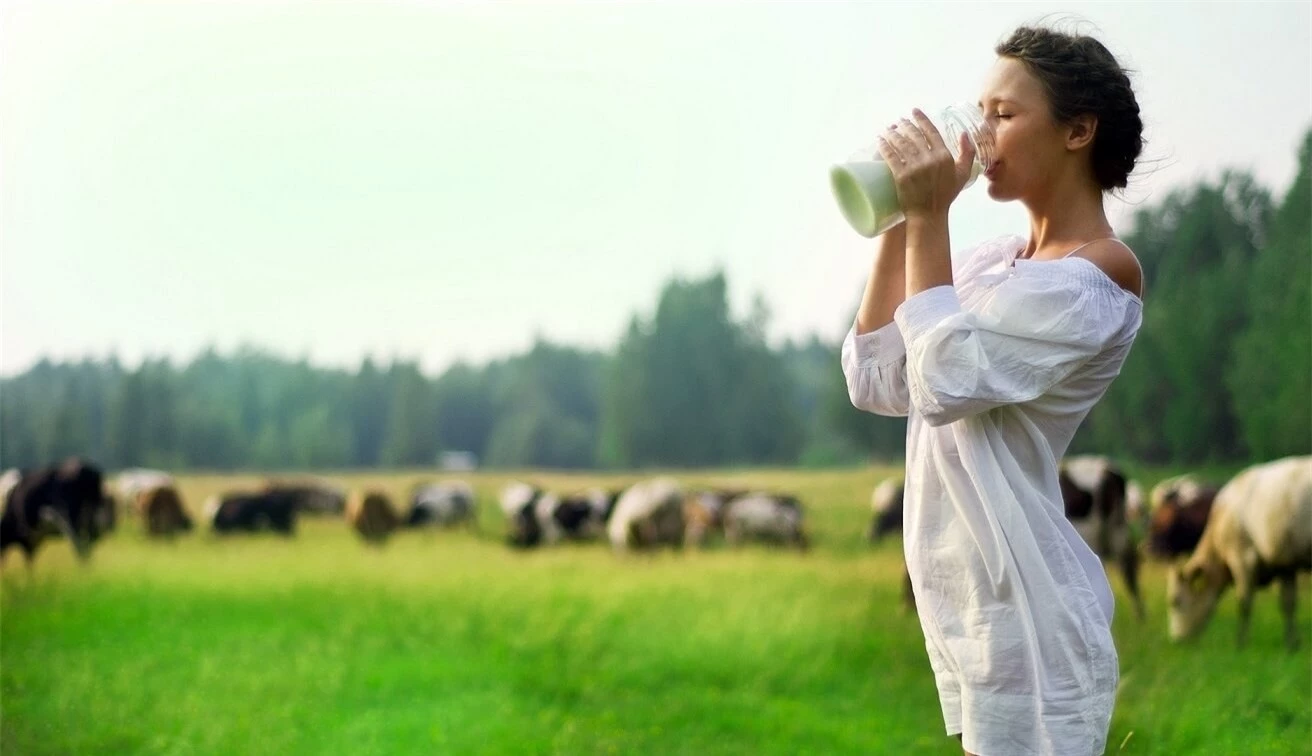 Uống sữa thường xuyên giúp bạn có hệ xương chắc khỏe, mái tóc óng mượt và giảm stress