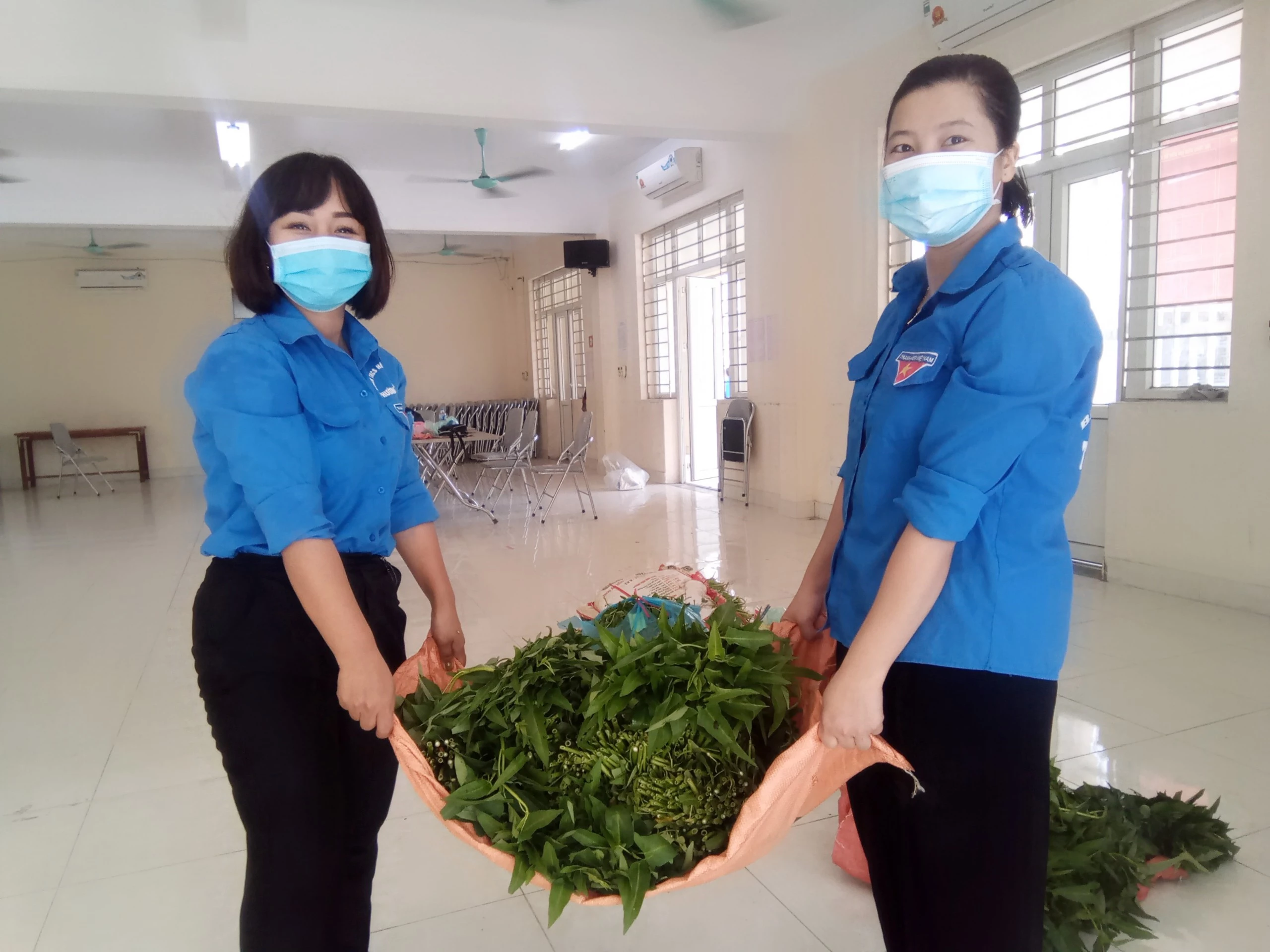 (Chị Nguyễn Thị Phương Trâm – Bí thư chi Đoàn trường mầm non Văn Khê, phường La Khê, Hà Đông, Hà Nội) chia sẻ: “Dù mệt nhưng mình vẫn cảm thấy rất vui khi được góp một phần công sức nhỏ bé để giúp đỡ những người gặp khó khăn không thể đi chợ trong mùa dịch.