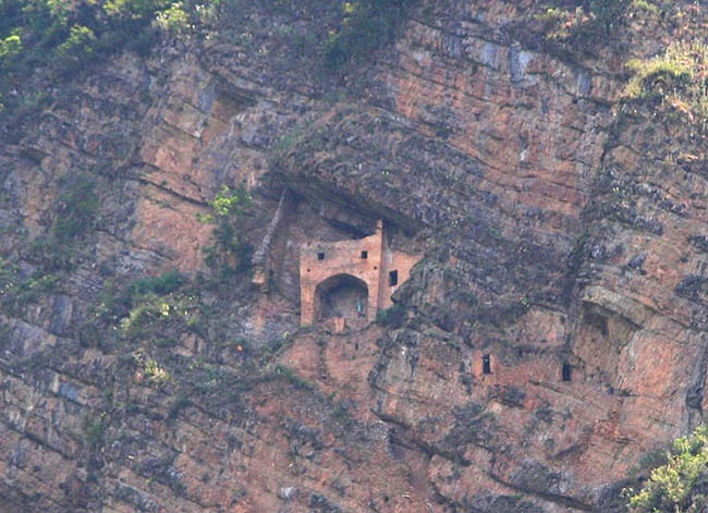 “Lâu đài cổ tích” bí ẩn được chạm khắc trên vách đá thẳng đứng