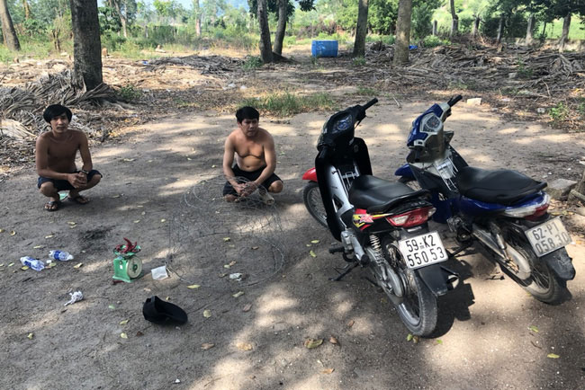 Trốn giãn cách đi đá gà