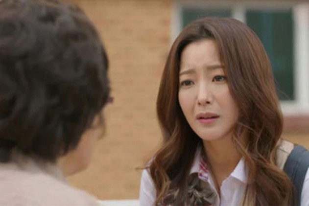 Đến nhà con gái vay tiền, con rể bảo vợ cho 2 cái bánh bao rồi tiễn khách, về nhà mở túi bánh ra, mẹ xót xa khi thấy thứ bên trong