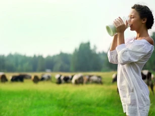 Uống sữa nhiều để đẹp da, khỏe mạnh: Sai lầm nghiêm trọng