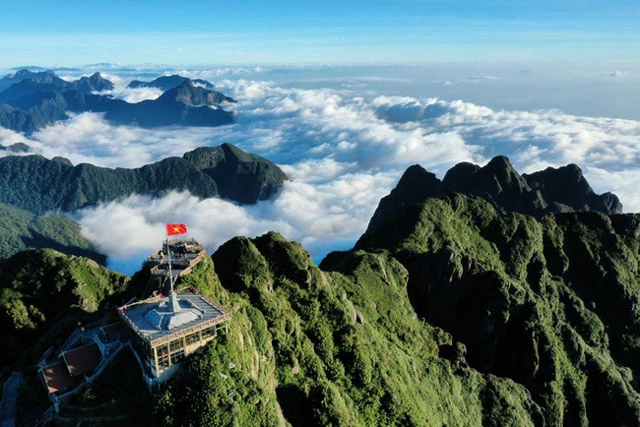 Vườn Di sản ASEAN (ASEAN Heritage Parks) là danh hiệu bảo tồn thiên nhiên và đa dạng sinh học của Hiệp hội các quốc gia Đông Nam Á (ASEAN), bảo tồn toàn diện các hệ sinh thái tự nhiên quan trọng, mang tính độc đáo của khu vực. Việt Nam hiện có 10 Vườn Di sản ASEAN, nhiều nhất Đông Nam Á. Đó là các Vườn quốc gia: Ba Bể, Chư Mom Ray, Hoàng Liên, Kon Ka Kinh, U Minh Thượng, Bái Tử Long, Vũ Quang, Bidoup - Núi Bà, Lò Gò - Xa Mát, và Khu bảo tồn thiên nhiên Ngọc Linh. Trong ảnh là khung cảnh trên đỉnh Fansipan thuộc Vườn quốc gia Hoàng Liên. Ảnh: Sun World Fansipan Legend.