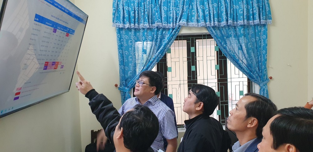 Trung tâm Giám sát và Điều hành đô thị thông minh tỉnh Thừa Thiên Huế bàn giao các sản phẩm ứng dụng công nghệ thông tin - một phần của mô hình “xã thông minh” cho UBND xã Quảng Thọ.